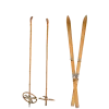 Skis et batons de ski en bois